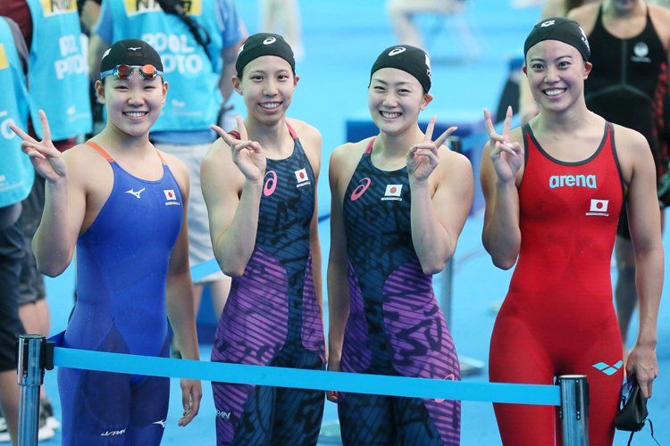 女子400mリレーで決勝進出を決めた（右から）大本里佳、青木智美、佐藤綾、白井璃緒（時事通信フォト）