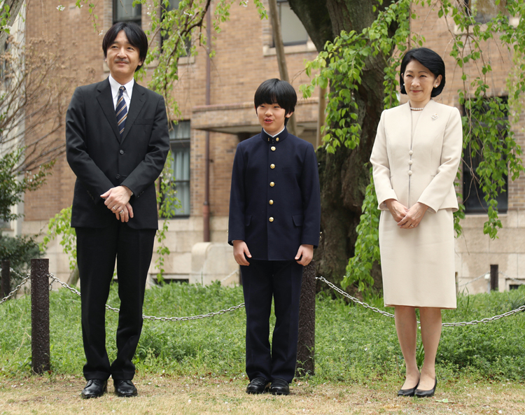 お茶の水女子大付属中学校の入学式では親子3人揃われたが（写真／時事通信フォト）