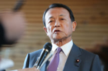 閣議後に取材に応じる麻生太郎財務相兼金融相＝２５日、首相官邸