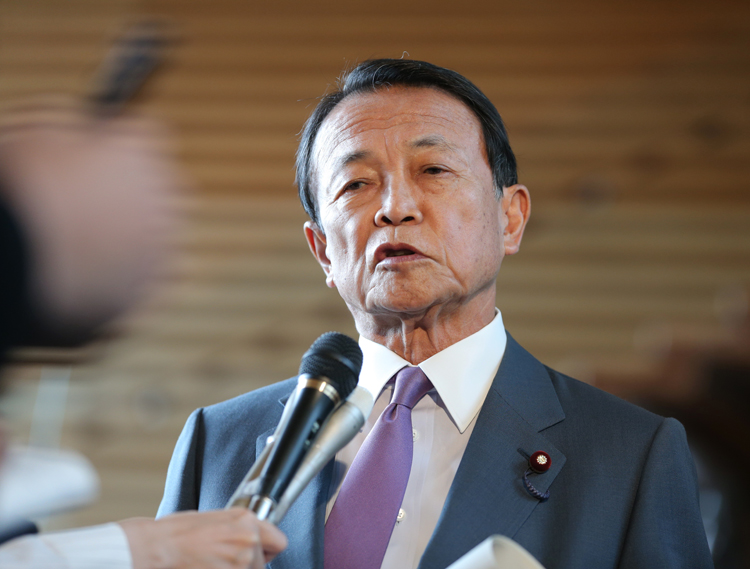 増税は不可避なのか（麻生太郎財務相兼金融相＝時事通信フォト）