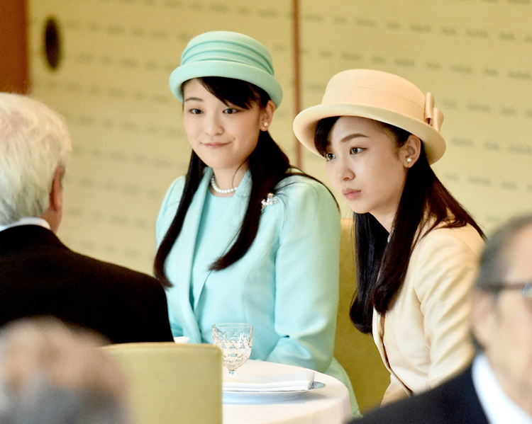 日本芸術院賞の受賞者らを招いた茶会で歓談される眞子さま、佳子さま（写真／時事通信フォト）