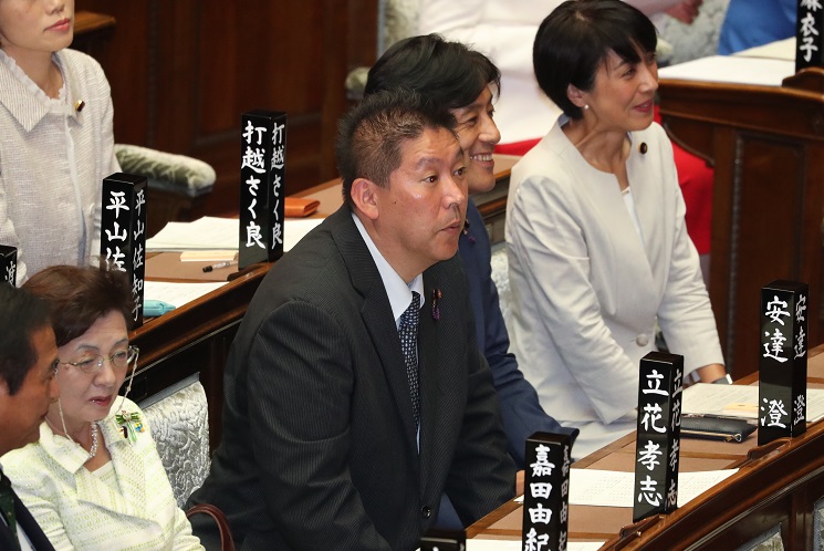 参院本会議場で着席するNHKから国民を守る党の立花孝志参院議員（時事通信フォト）