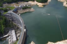 利根川水系にある矢木沢ダム。左下に見えるのが水力発電所だ(時事通信フォト)