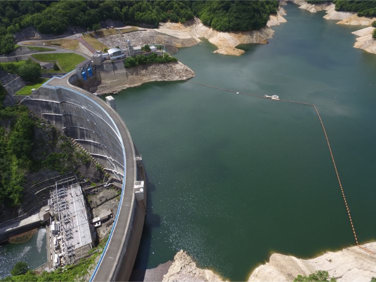 利根川水系にある矢木沢ダム。左下に見えるのが水力発電所だ（時事通信フォト）