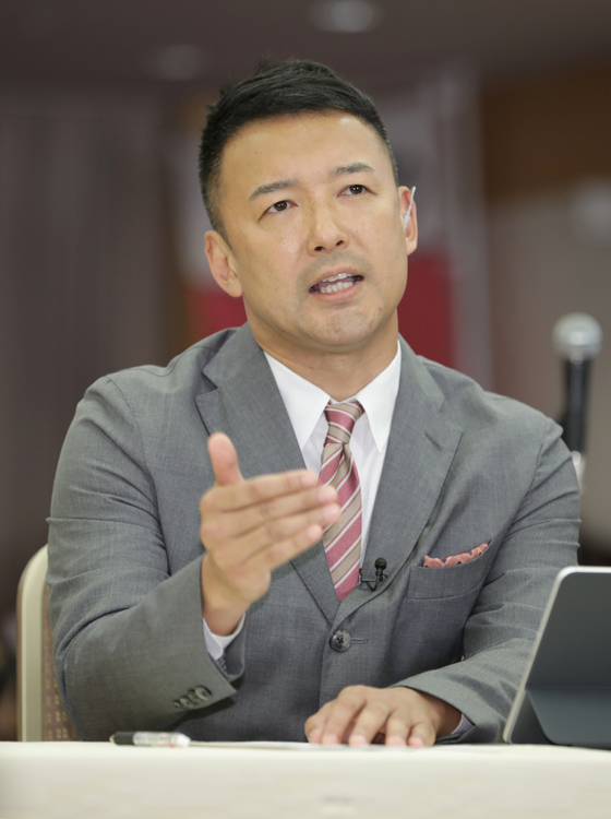 第25回参議院選挙で、インタビューに答える「れいわ新選組」の山本太郎代表(時事通信フォト)