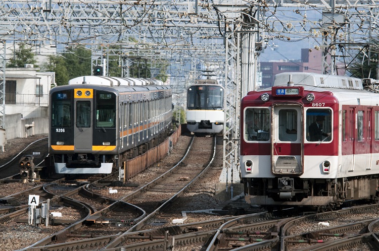 複数路線の線路が特徴の大和西大寺駅(時事通信フォト)