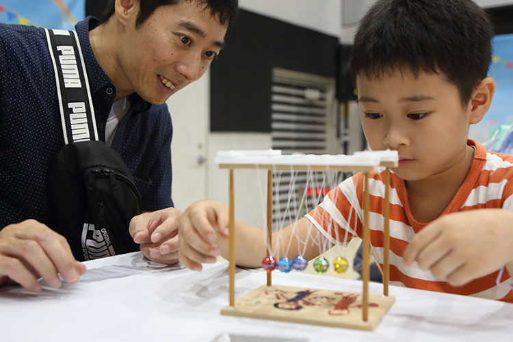 はまぎん　こども宇宙科学館では、通称“ニュートンのゆりかご”といわれる装置を作り、振り子の実験も楽しめる（撮影／浅野剛）