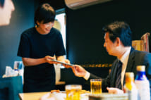 飲食店で好かれる客、嫌われる客　指舐めて札数えるのは論外