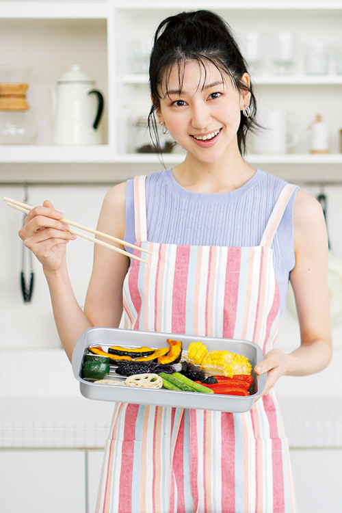 女優の是永瞳がオリジナルカレーを紹介