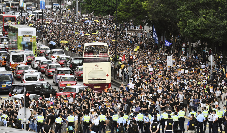 香港の繁華街での抗議デモ（写真／共同通信社）