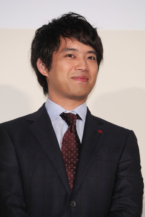 スーツ姿も似合う三浦貴大