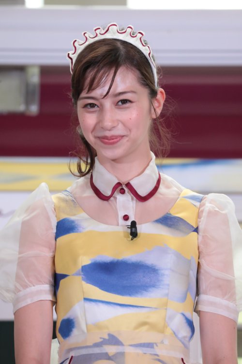 カチューシャで笑顔の中条あやみ