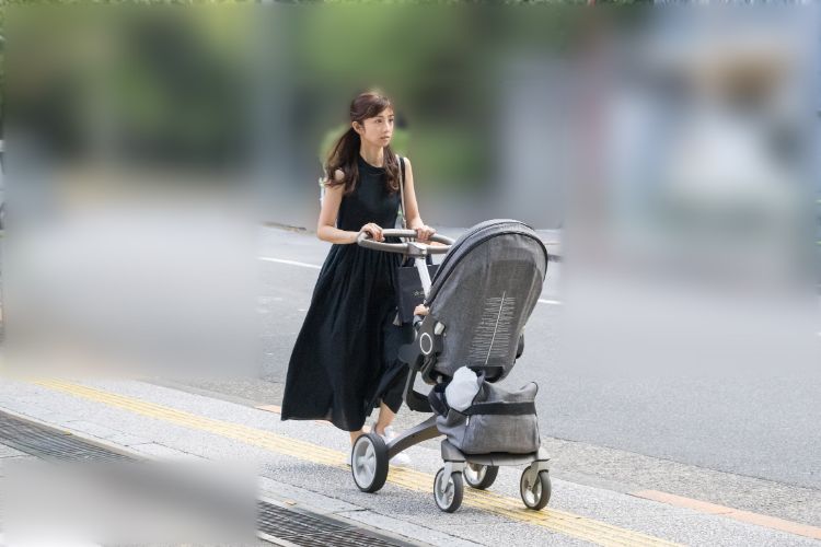 閑静な住宅街での子育て姿が目撃されたことも（写真は2019年8月）