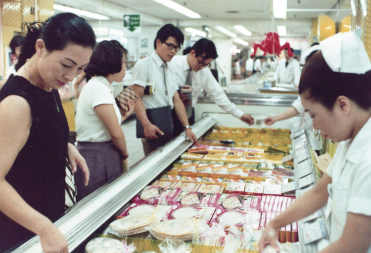 昭和30年代は百貨店だったが、昭和40年代に入りスーパーが売り場の主流に（写真／ニチレイフーズ）