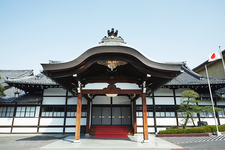 明治記念館の本館玄関車寄せ（写真提供／明治記念館）