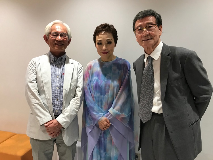 写真左から宮本英司さん、クミコ、酒井政利氏