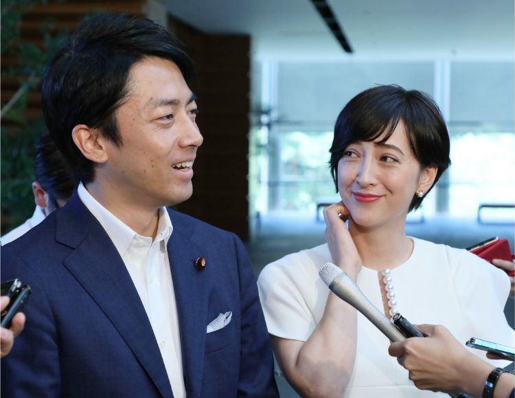 結婚・妊娠を発表した小泉進次郎氏と滝川クリステル（時事通信フォト）