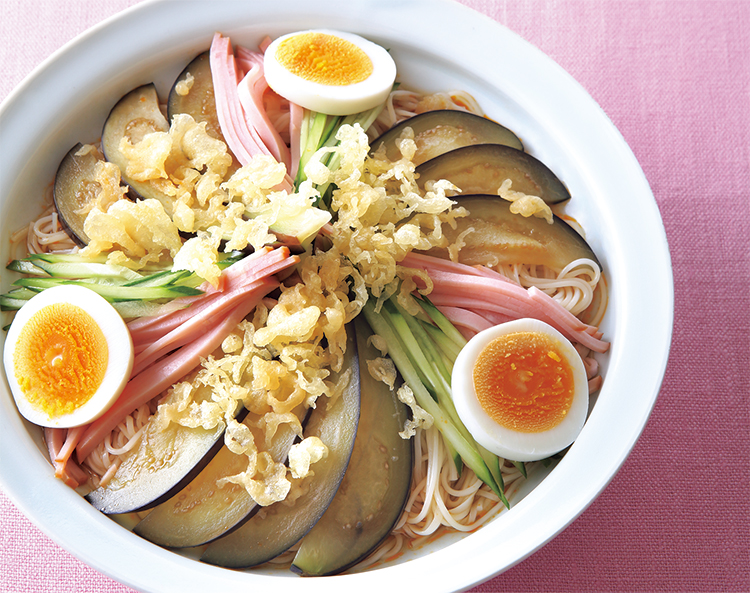 ゆでなすの冷やしぶっかけそうめん（撮影／安井真喜子）