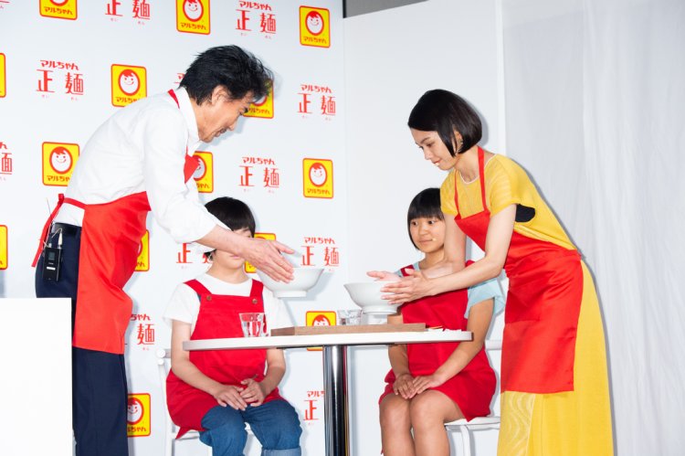 子供にラーメンを食べさせる場面ではほのぼの