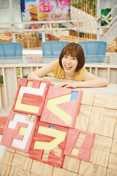 生放送を終えてホッとした表情の山崎アナ