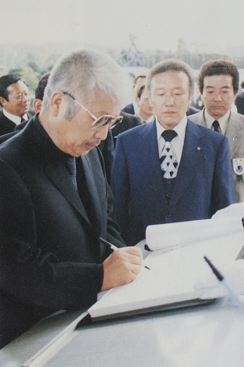 ソウルの国立墓地を訪ねた柳川次郎（出典：日韓親善友愛10年小史）