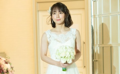 写真】吉岡里帆がウエディングドレス、ブーケ持ち髪には花飾り 写真】吉岡里帆がウエディングドレス、ブーケ持ち髪には花飾り