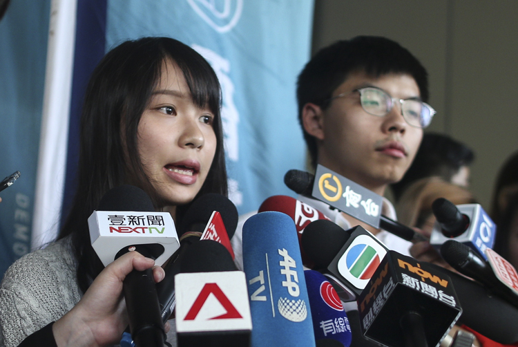 香港警察に保釈され、記者団の取材に応じる民主派幹部の周庭氏（左）と黄之鋒氏（写真／EPA＝時事）