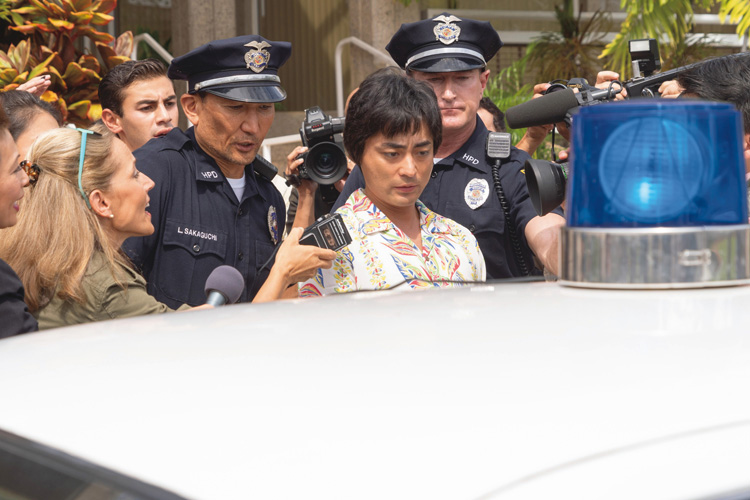 FBIに踏み込まれ、逮捕されるシーン（EverettCollection／AFLO）