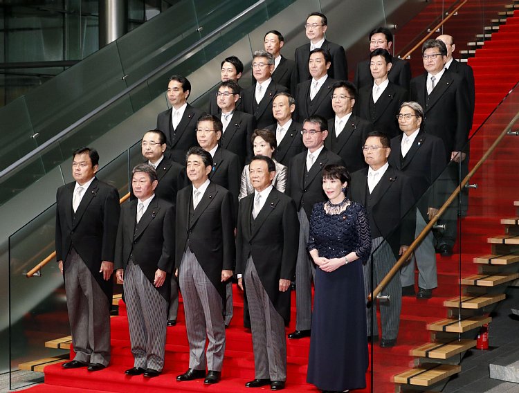 安倍改造内閣も不謹慎？（写真／共同通信社）