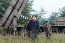 挑発は止む気配がない(9月11日、ミサイル試射に立ち会った金正恩委員長。AFP=時事)