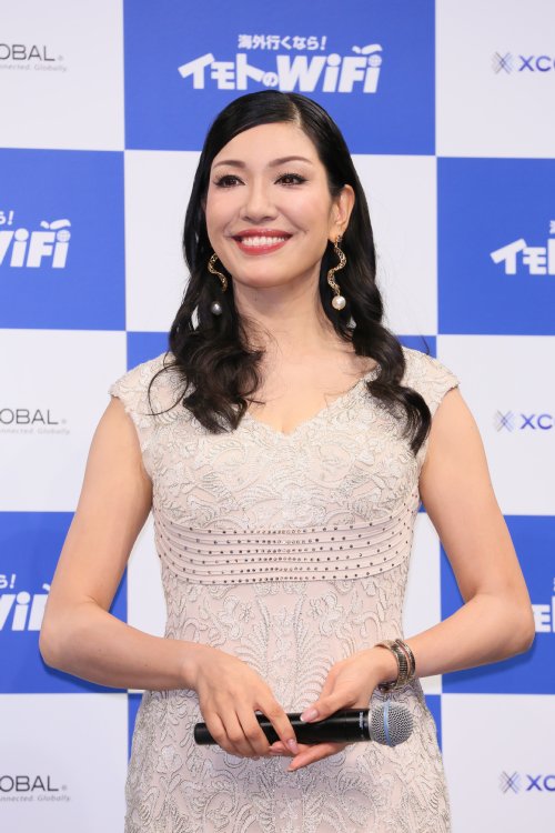 タイトなドレスで壇上に立ったアンミカ