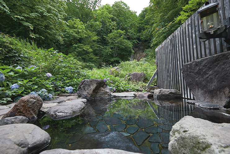 龍神の滝を眺める露天風呂を備えた「滝見の湯」など趣の異なる4つの湯めぐりを楽しめる