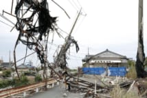 台風15号の影響で傾いた電柱(写真/共同通信社)