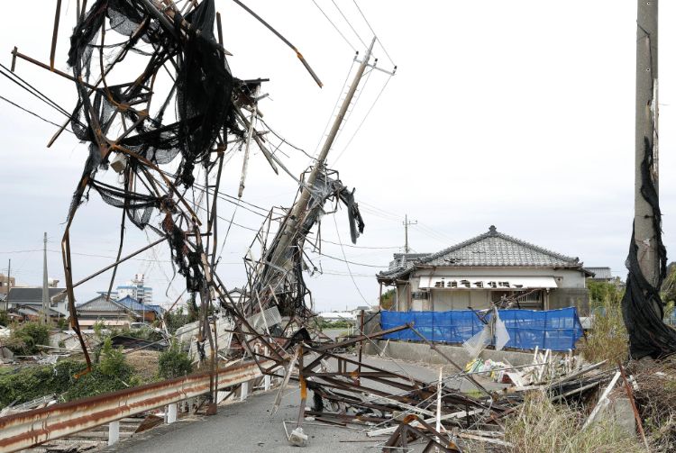 台風１５号の影響で傾いた電柱（写真／共同通信社）