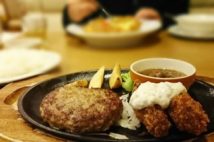 認知症の母がレストランでとった驚きの行動とは【認知症介護の日常】