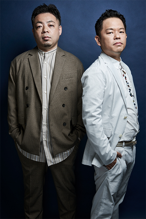 ジャケット姿のユースケ(左)と津田(右)