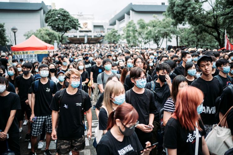 黒シャツ姿の香港デモ参加者たち（dpa/時事通信フォト）