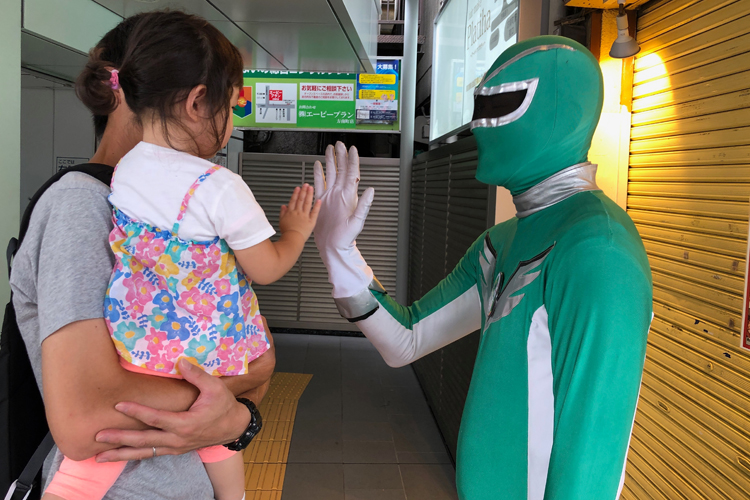 10時　駅の利用者に挨拶