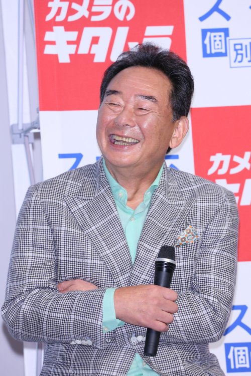 娘と孫と登場し笑顔が止まらない東尾修氏