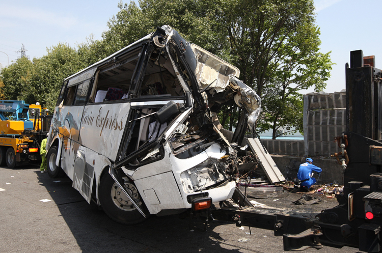 関越自動車で起きた大型バス事故（写真／時事通信フォト）