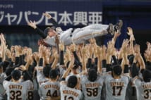 5年ぶりのリーグ優勝を決め胴上げされる原辰徳監督（写真：時事通信フォト）