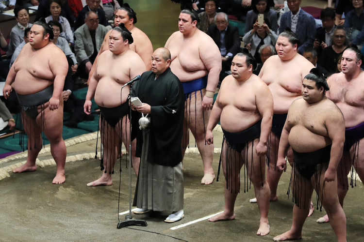 八角理事長は一代年寄問題にどういう答えを出すか（写真／時事通信フォト）