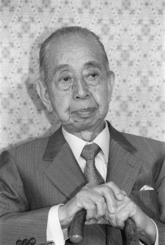 安倍首相は祖父の岸信介元首相を尊敬していると言われる（時事通信フォト）