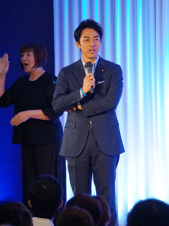 タイミングは絶妙？　微妙？（時事通信フォト）