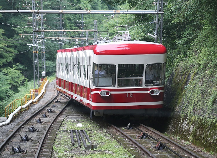 高野山 奥之院へは南海高野線終点から高野山ケーブルに乗り換える（時事通信フォト）