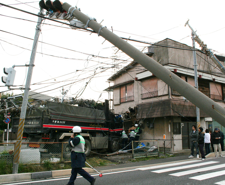 千葉県でなぎ倒された電柱（写真／時事通信フォト）