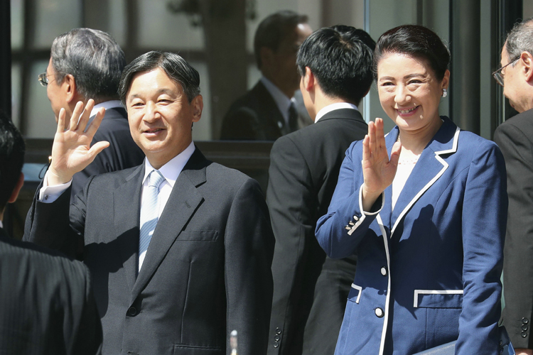 秋田空港で沿道の人たちに手を振られる天皇、皇后両陛下（写真／時事通信フォト）