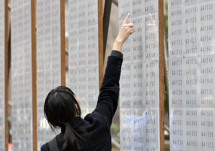 門戸は常に開かれているべきだろう（写真は東京大学の合格発表＝時事通信フォト）