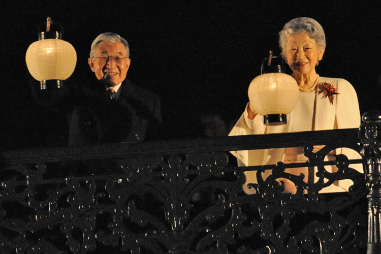 二重橋からEXILEのパフォーマンスを観覧された上皇上皇后両陛下（当時は天皇皇后両陛下、2009年　撮影／JMPA）