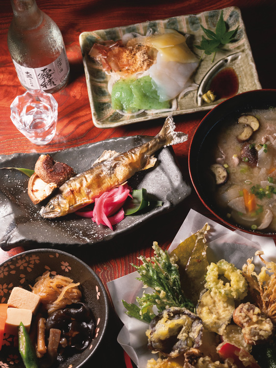 川魚の塩焼き、山菜の天ぷら、大椀の豚汁など8品が並ぶ夕食